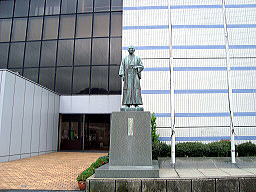 大和田荘七翁の像