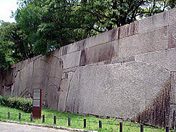 京橋口枡形の巨石