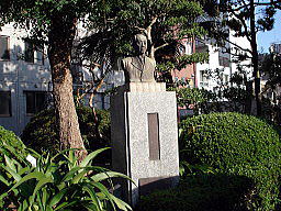 佐々野富章の像