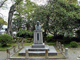 小瀧喜七郎翁像