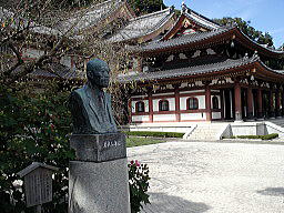 久米正雄像と長谷寺