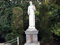 プチジャン司教の像