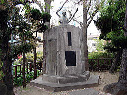 岡崎晩香翁の像