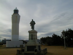 日立灯台と芳松像