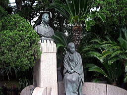 鳩山和夫・春子夫婦の像