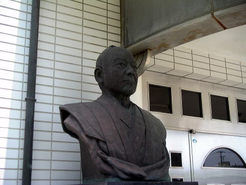 戸田氏栄の像