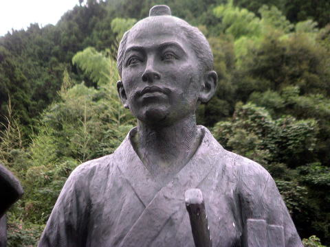 山田顕義像