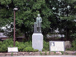 所太郎顕彰碑と井上馨像