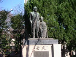 鳩山一郎・董の銅像