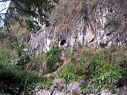 対岸の洞窟陣地跡