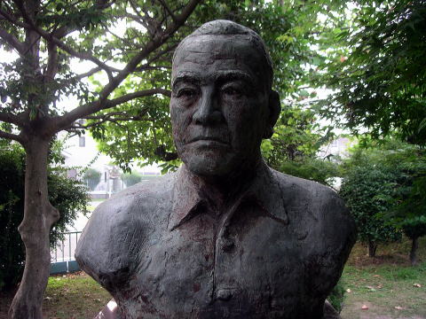 豊田勝秋銅像