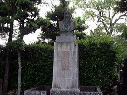 高山正之先生の像