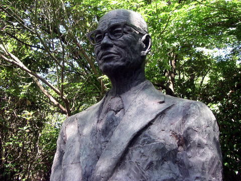 石橋徳次郎銅像