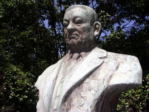 倉田泰蔵銅像