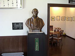 滝信四郎氏の像