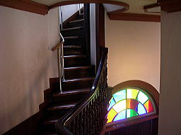 ２階へ向かう階段