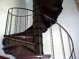 ３階へ向かう螺旋階段