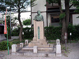 新海竹太郎銅像